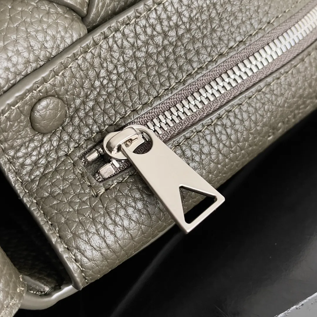 Batch 1860 BOTTEGA VENETA new Diago crossbody bag The diagonally built dynamic silhouette shows unique ingenuity. As a member of the B family's early autumn series, it uses the highest quality calfskin. The entire bag is softer, thicker and heavier, and durable. It is equipped with an adjustable strap. The texture of the 3cm wide leather strap is very similar to the litchi pattern. It is slightly stiffer than the litchi pattern. It is low-key, luxurious and full of connotation. It is refreshing and comfortable to match the upper body. Hu Yitian was also successfully captured by it. Style number: 795637 Size: 22.5*16.5*5.5cm